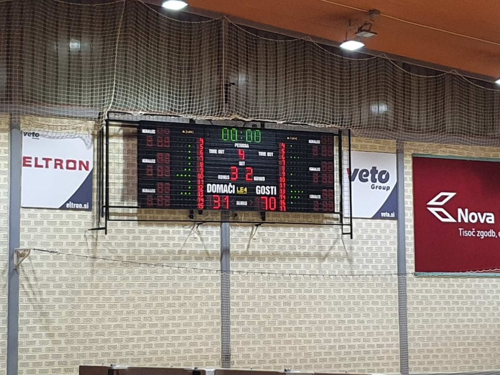 Slika, ki vsebuje besede stavba, znak, notranji, stropOpis je samodejno ustvarjen