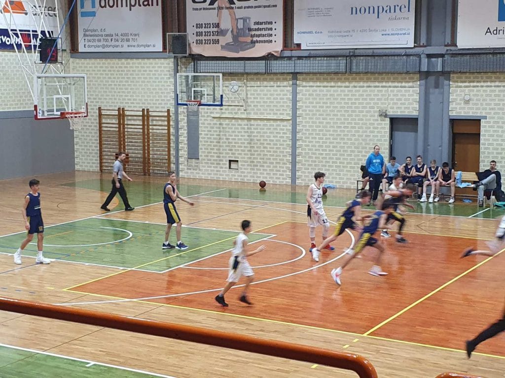 Slika, ki vsebuje besede stavba, šport, prst, atletikaOpis je samodejno ustvarjen
