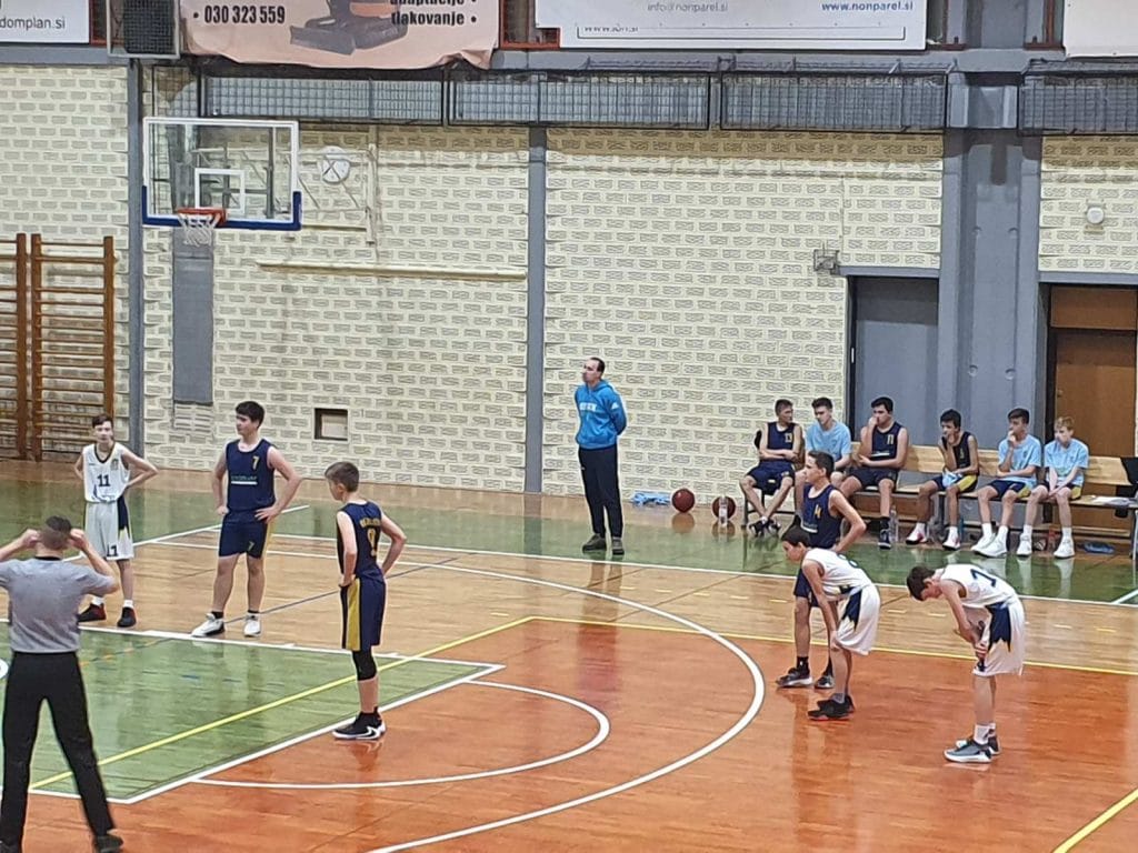 Slika, ki vsebuje besede atletika, šport, stavba, osebaOpis je samodejno ustvarjen