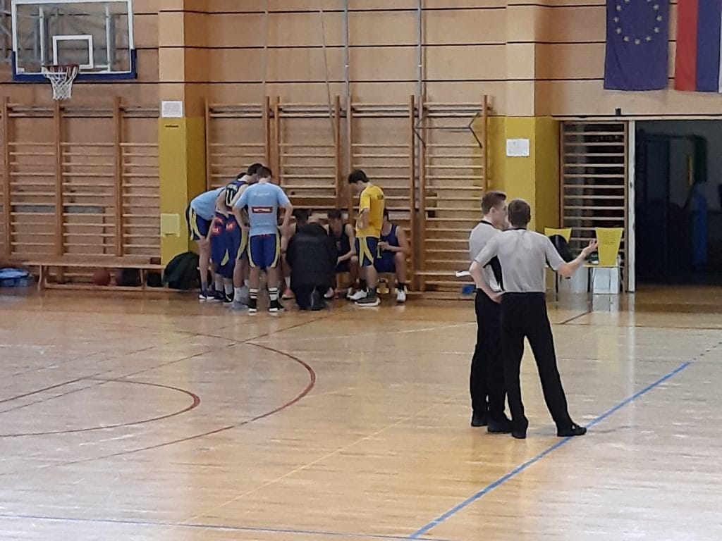 Slika, ki vsebuje besede tla, atletika, notranji, športOpis je samodejno ustvarjen
