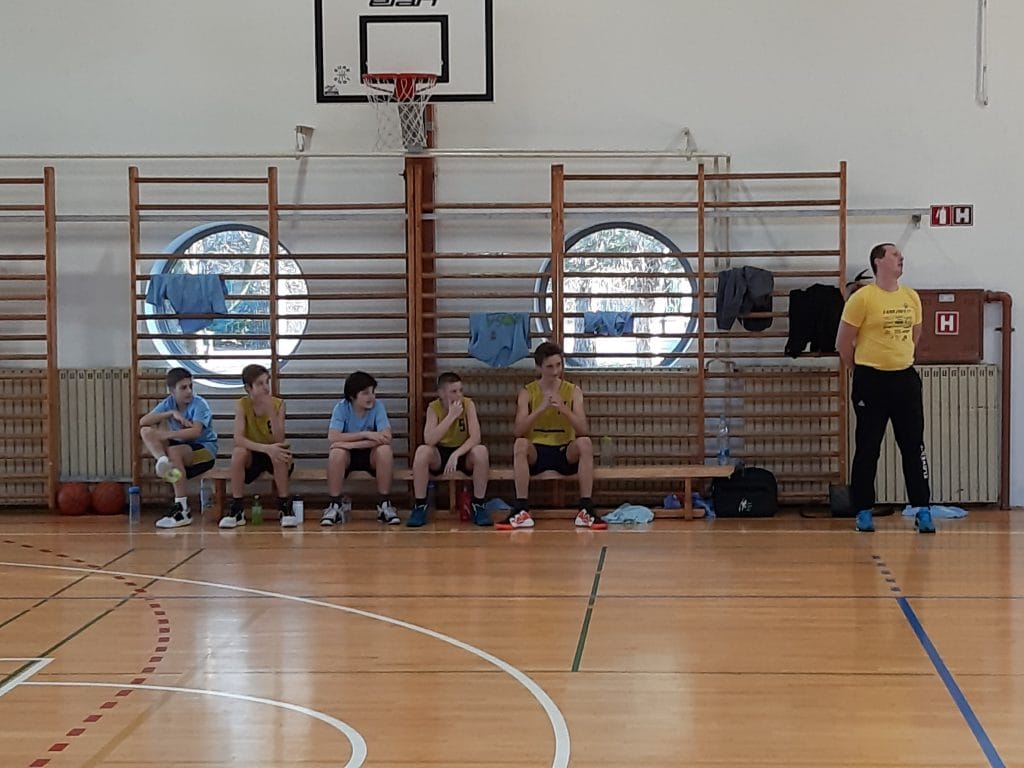 Slika, ki vsebuje besede tla, notranji, atletika, športOpis je samodejno ustvarjen