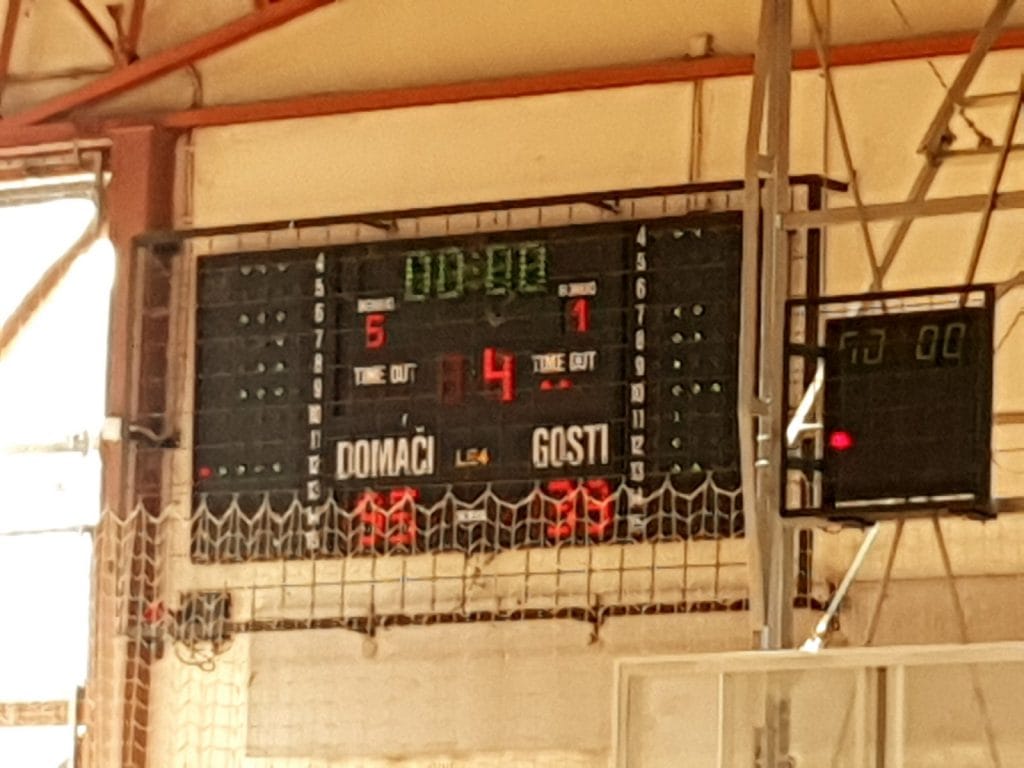 Slika, ki vsebuje besede notranji, stavba, tla, besediloOpis je samodejno ustvarjen
