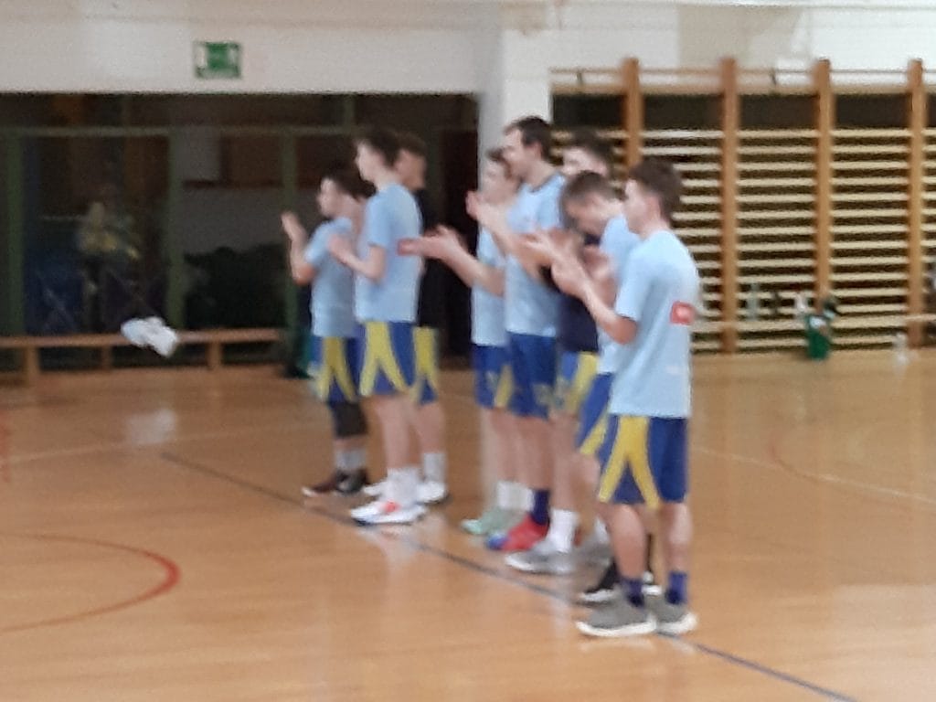 Slika, ki vsebuje besede tla, šport, atletika, osebaOpis je samodejno ustvarjen