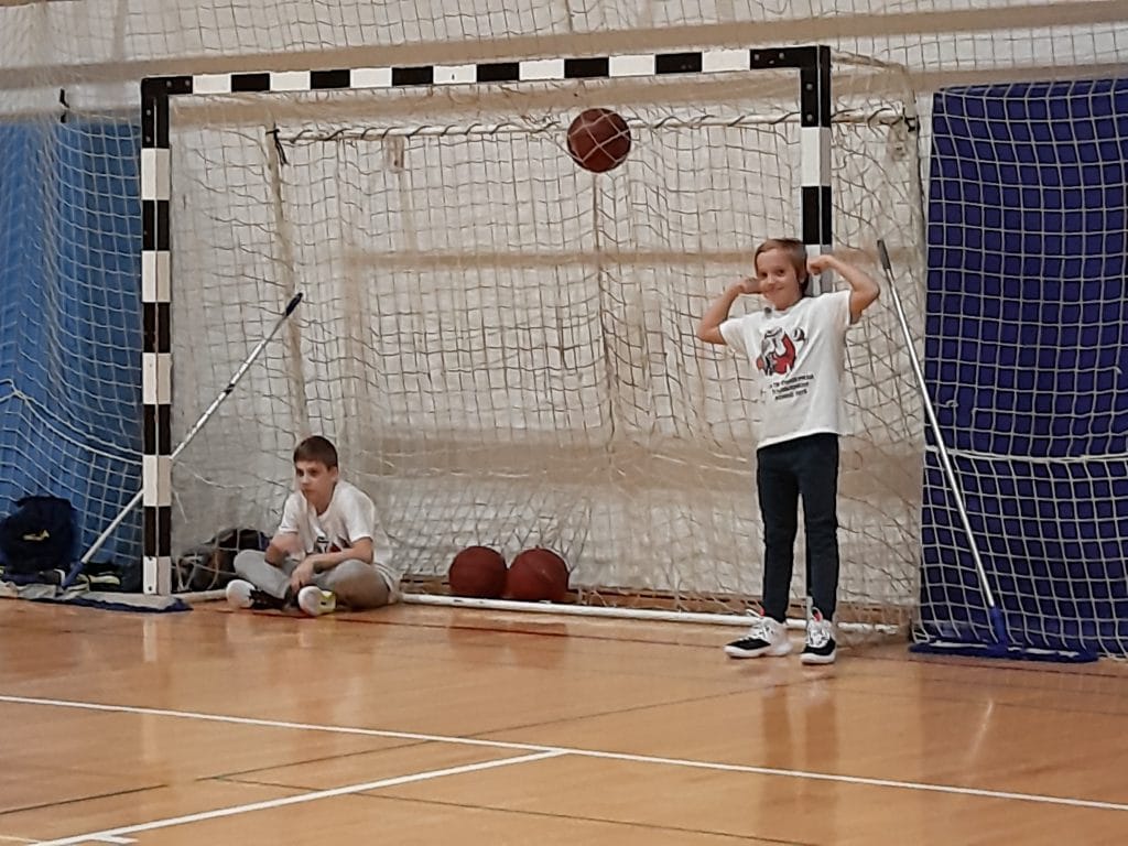 Slika, ki vsebuje besede atletika, šport, stavba, osebaOpis je samodejno ustvarjen