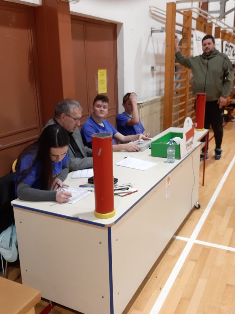 Slika, ki vsebuje besede notranji, oseba, tla, stenaOpis je samodejno ustvarjen